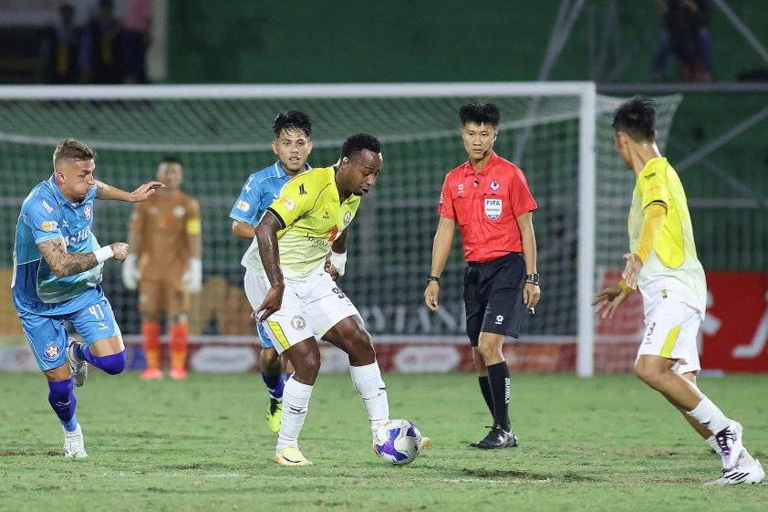 VPF mạnh tay xử lý tình trạng sân bóng xuống cấp tại V-League