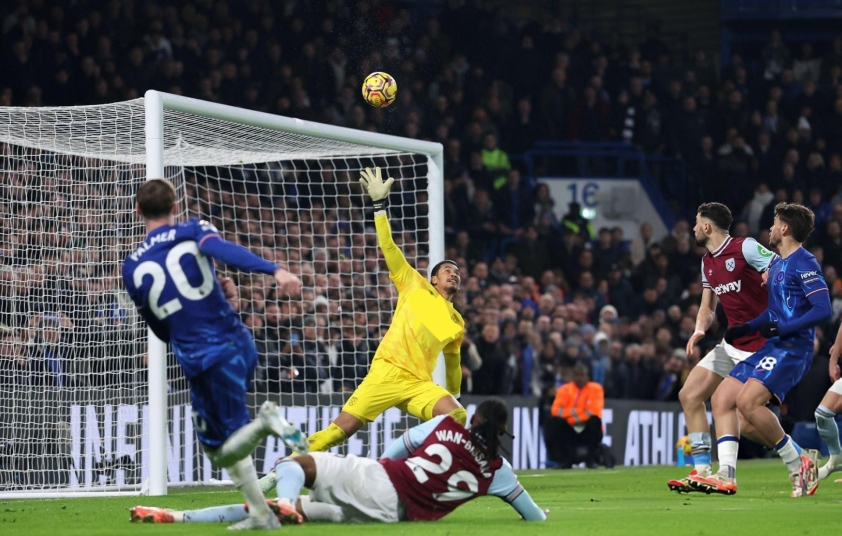 Chelsea kịch tính thắng West Ham nhờ bàn phản lưới nhà