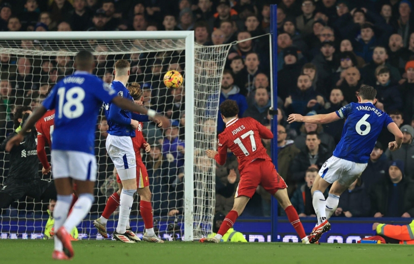 Van Dijk chỉ trích Doucouré sau vụ ẩu đả ở trận derby Merseyside
