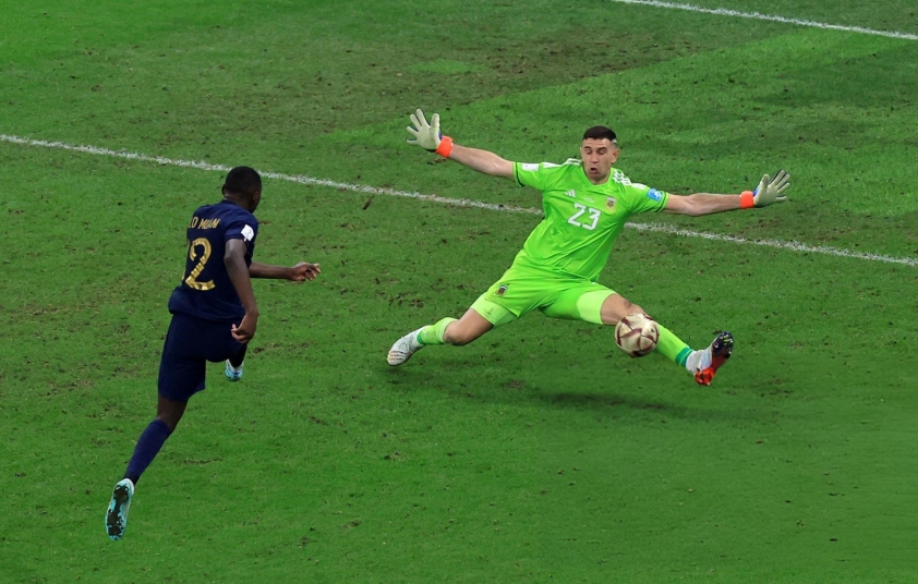 Huyền thoại Hugo Gatti: World Cup 2022 - Công lao của Dibu Martinez vượt trội Messi?