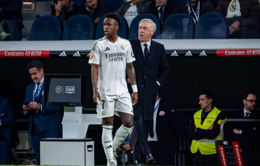 Ancelotti bác bỏ tin đồn chuyển nhượng Vinicius, tập trung vào trận đấu với Osasuna