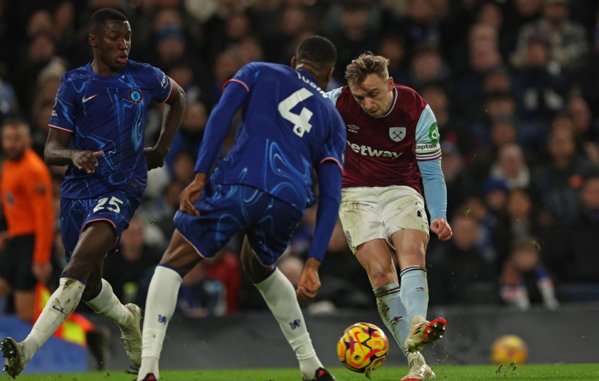 Chelsea kịch tính thắng West Ham nhờ bàn phản lưới nhà