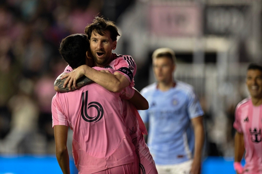 Messi nổi nóng, túm cổ trợ lý HLV đối phương sau trận hòa kịch tính
