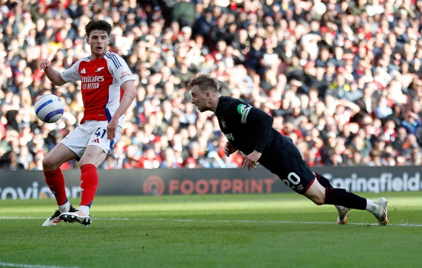 Thất bại trước West Ham: Arsenal thiết lập kỷ lục đáng buồn về thẻ đỏ và bỏ lỡ cơ hội bám đuổi Liverpool