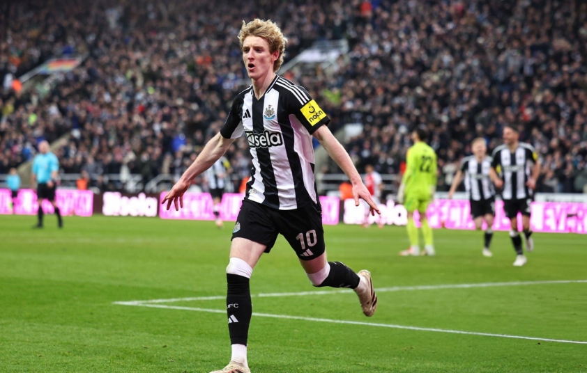 Newcastle đè bẹp Arsenal, tiến vào chung kết Carabao Cup