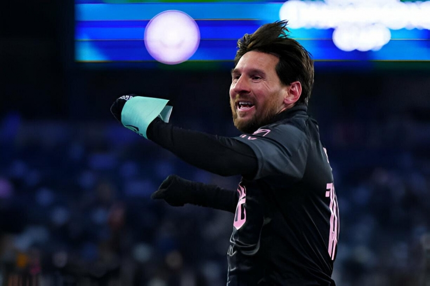 Trọng tài CONCACAF bị kỷ luật vì xin chữ ký và áo đấu của Messi