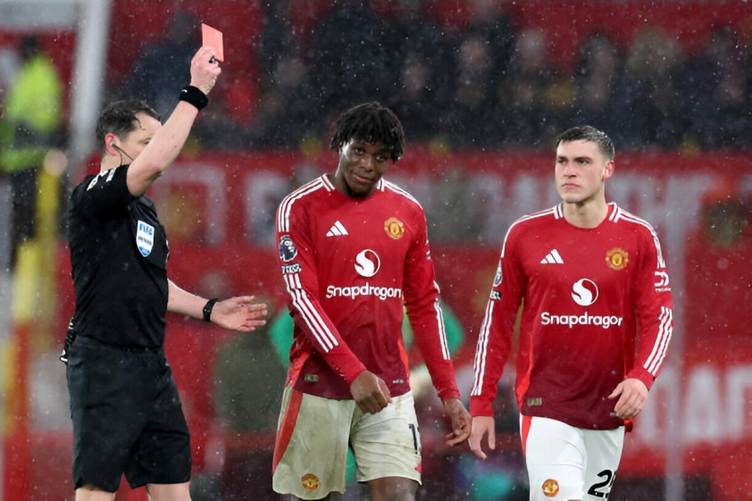 Thẻ đỏ trực tiếp của Patrick Dorgu: VAR xác nhận quyết định, Man United thắng kịch tính