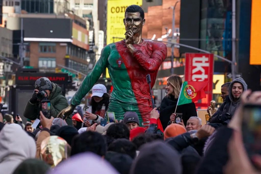 Tượng Cristiano Ronaldo được khánh thành tại Quảng trường Thời đại: Huyền thoại sống của bóng đá thế giới