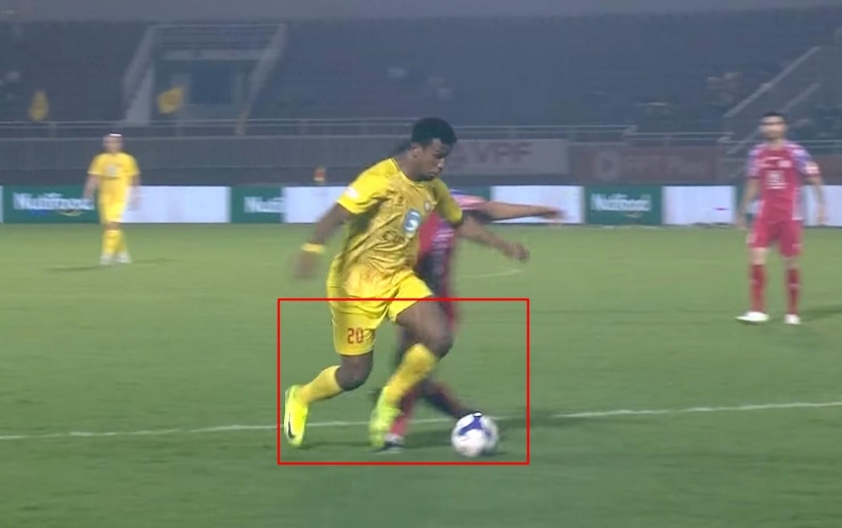 VFF xử phạt tổ trọng tài trận TP.HCM vs Thanh Hóa: Sai sót nghiêm trọng ở phút 65