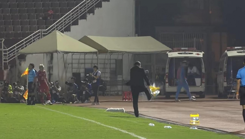 Vòng 13 V-League 2024/25: Công tác trọng tài gây tranh cãi dữ dội