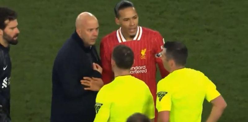 Thẻ đỏ gây tranh cãi dành cho HLV Arne Slot sau trận derby Merseyside đầy kịch tính