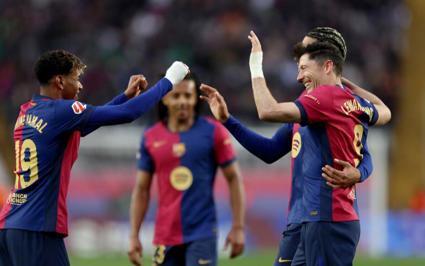 Barcelona đè bẹp Real Sociedad 4-0, leo lên đỉnh La Liga