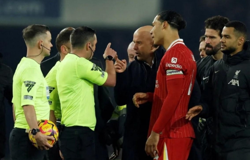 HLV Arne Slot của Liverpool: Từ án phạt đến tham vọng Champions League
