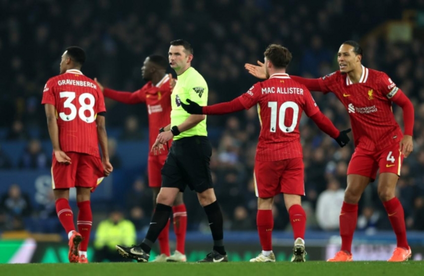 HLV Liverpool đối mặt án phạt nặng, nguy cơ bị trừ điểm rình rập