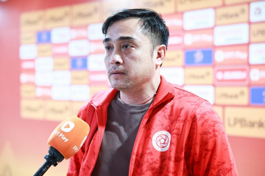 HLV Đức Thắng bức xúc với trọng tài sau trận thua Nam Định, Viettel mất ngôi đầu V-League