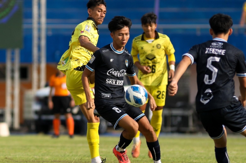 Damoth Thongkhamsavath: Ngôi sao gốc Việt tỏa sáng, đưa Ezra FC lên đỉnh vinh quang