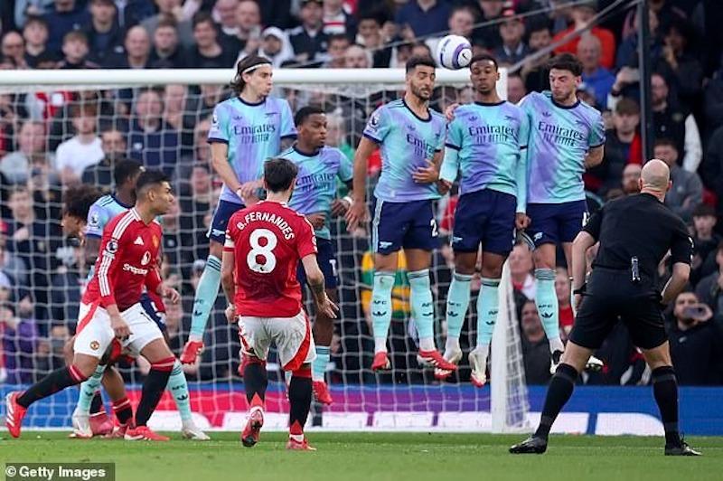 Pha đá phạt tuyệt vời của Bruno Fernandes: Bí quyết nằm ở khoảng cách hàng rào?