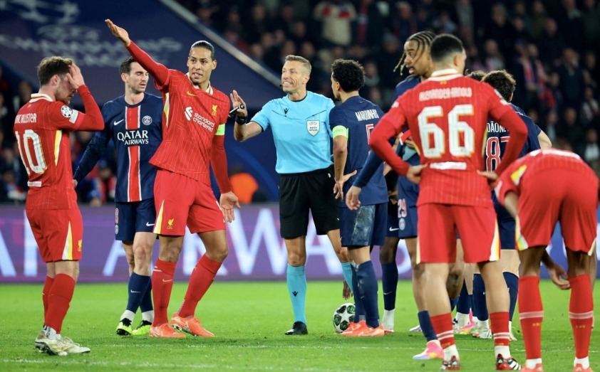 VAR gây tranh cãi, giúp Liverpool vượt qua PSG đầy may mắn