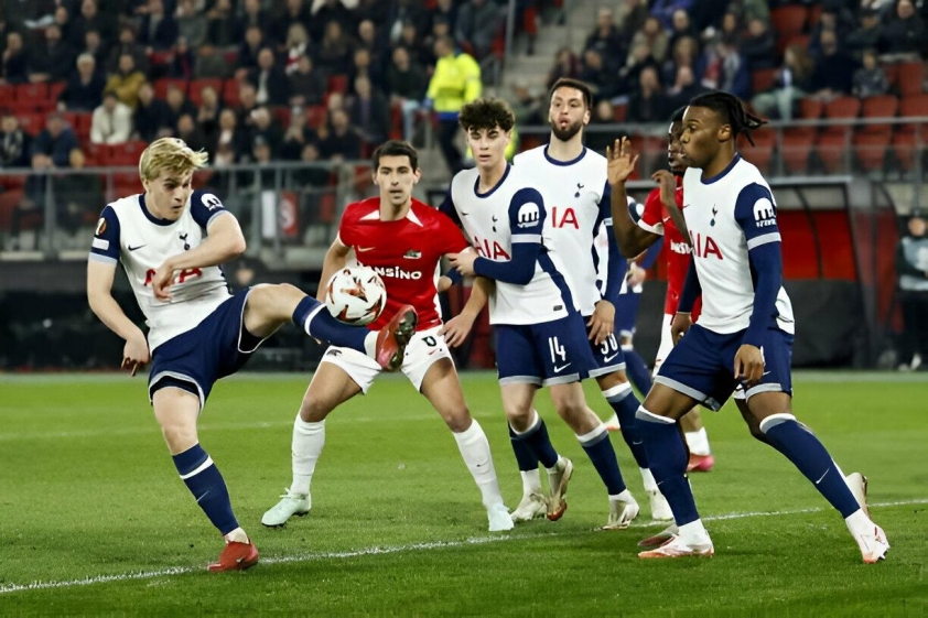 AZ Alkmaar đánh bại Tottenham trong trận lượt đi vòng 1/8 Europa League