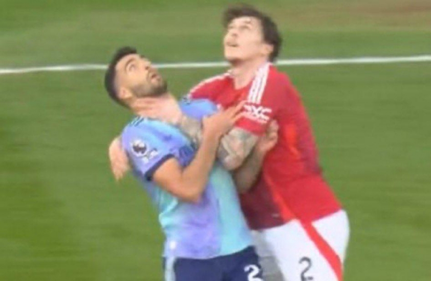 Trọng tài Taylor gây tranh cãi trong trận hòa giữa Man United và Arsenal