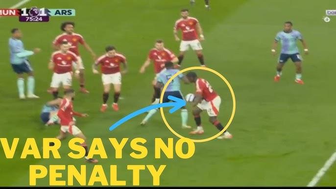 Trọng tài Taylor gây tranh cãi trong trận hòa giữa Man United và Arsenal
