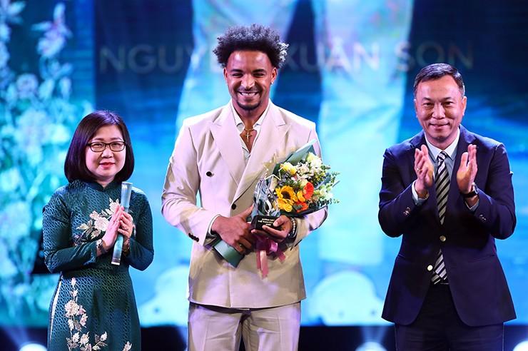 Đội tuyển Việt Nam và Nguyễn Xuân Sơn tỏa sáng tại Giải thưởng Cống hiến 2024