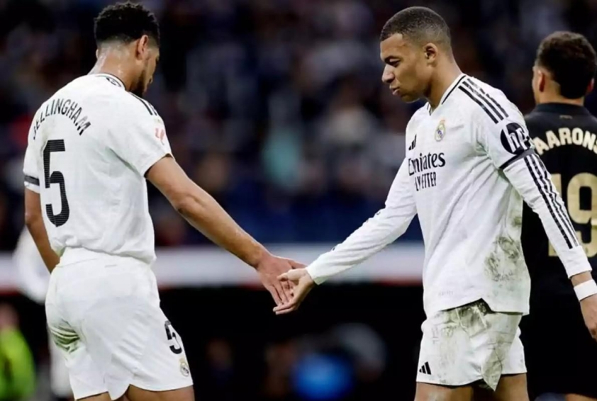 Bellingham nổi nóng, đá vào thiết bị VAR sau trận thua của Real Madrid trước Valencia