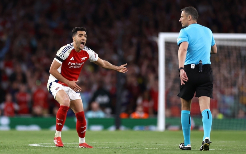 Trọng tài Vincic và những quyết định gây tranh cãi trong trận Arsenal - PSG