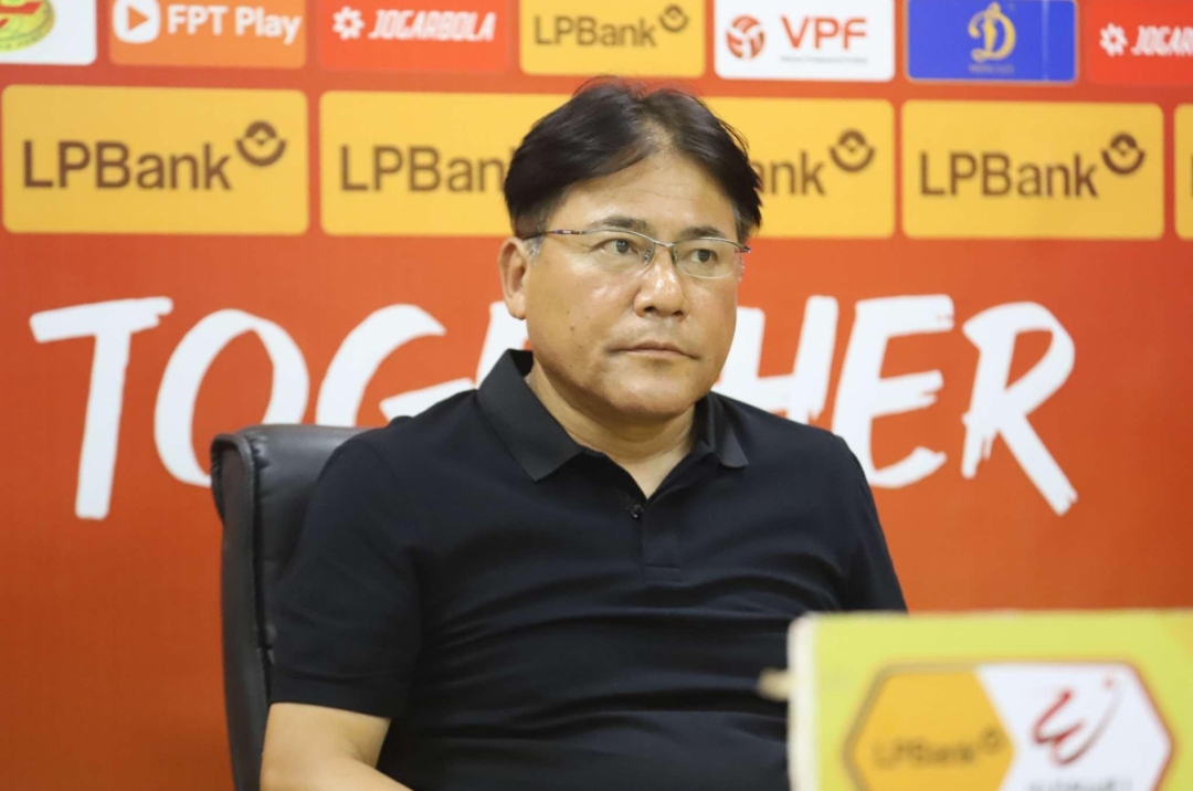 HLV Hà Nội gửi lời chúc phúc đến Duy Mạnh và Hai Long trước trận đấu với Manchester United