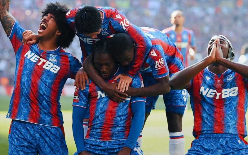 Các cầu thủ Crystal Palace chiến đấu đầy quả cảm