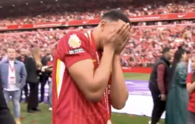 Alexander-Arnold chia tay Liverpool trong ngày hạnh phúc nhất đời: Cổ động viên Anfield vỡ òa