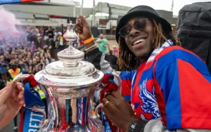 Eze: “Sống Nét Là Cho Đi” Và Hành Trình Truyền Cảm Hứng Tại South London