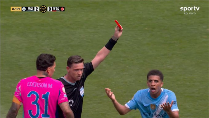 Thẻ đỏ gây tranh cãi của Rico Lewis: Man City thắng nhưng dư âm còn đó