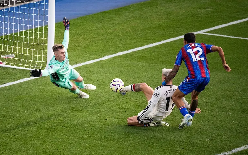 Dean Henderson được triệu tập vào sân nhà để tiếp đón CLB cũ Man Utd