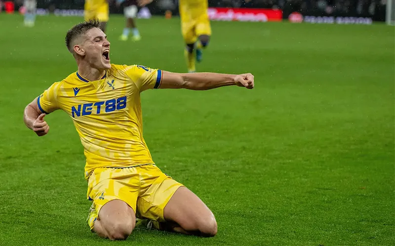 Justin Devenny ghi bàn thắng đầu tiên cho Palace tại Villa Park