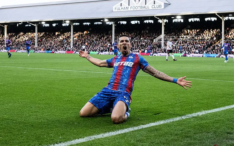 Monuz ăn mừng trước khán giả sau khi ghi bàn nâng tỷ số 2-0 cho Crystal Palace tại Craven Cottage