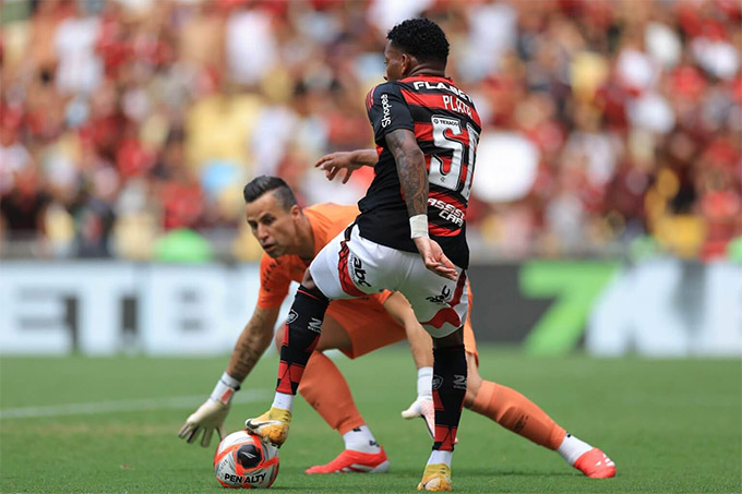 Thủ môn 44 tuổi Fabio: Huyền thoại sống của bóng đá Brazil và bí quyết trường sinh trên sân cỏ