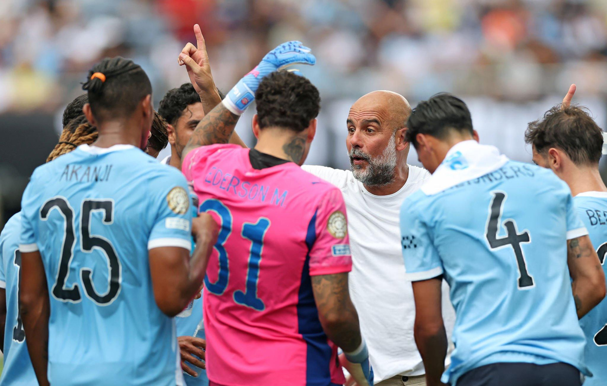 Pep Guardiola đối mặt bài toán khó: Thu gọn đội hình Man City quá khổ