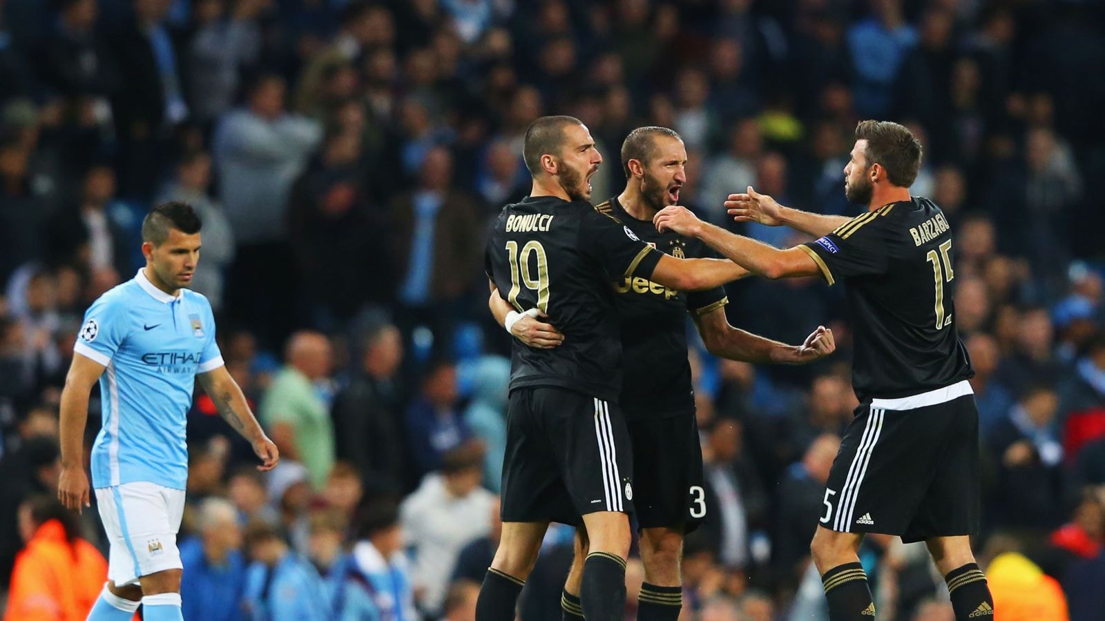 Huyền thoại áo đấu Juventus: Từ chiếc áo thun đơn giản đến biểu tượng bất diệt