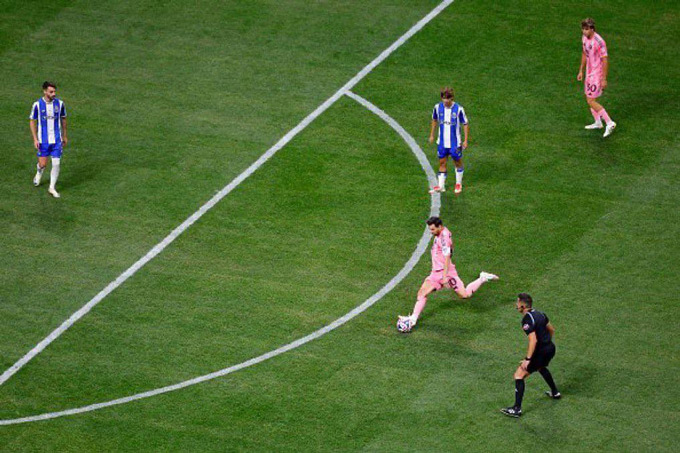 Messi và Ronaldo: Ai là vua đá phạt thực thụ?