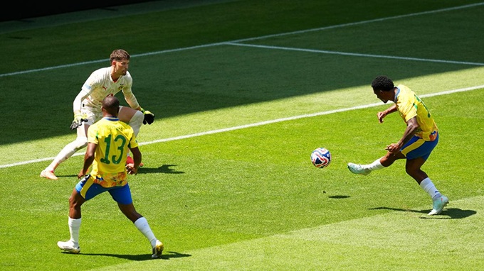 Siêu phẩm của Lucas Ribeiro: Bàn thắng 70 mét làm chao đảo Dortmund tại FIFA Club World Cup 2025