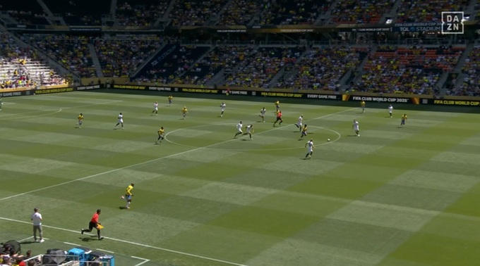 Siêu phẩm của Lucas Ribeiro: Bàn thắng 70 mét làm chao đảo Dortmund tại FIFA Club World Cup 2025