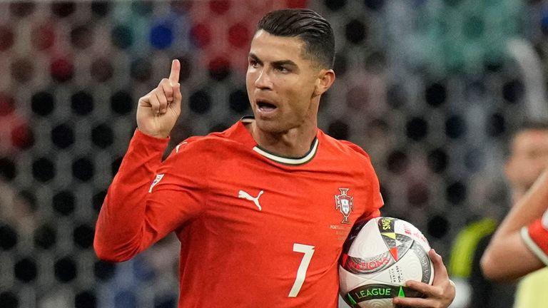 Ronaldo: Hành động đổi áo gây tranh cãi nhưng vẫn tỏa sáng rực rỡ