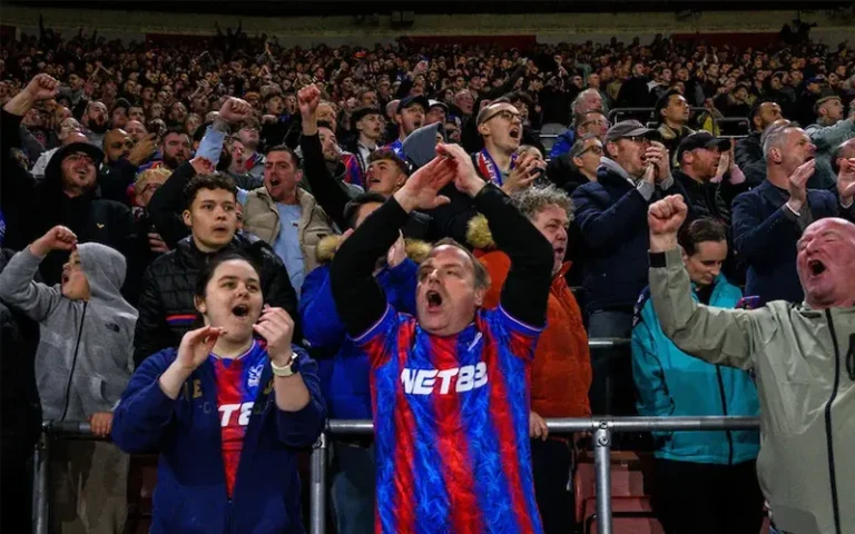 Chơi NÉT khắp nước Anh: Những khoảnh khắc cháy nhất từ khán đài sân khách