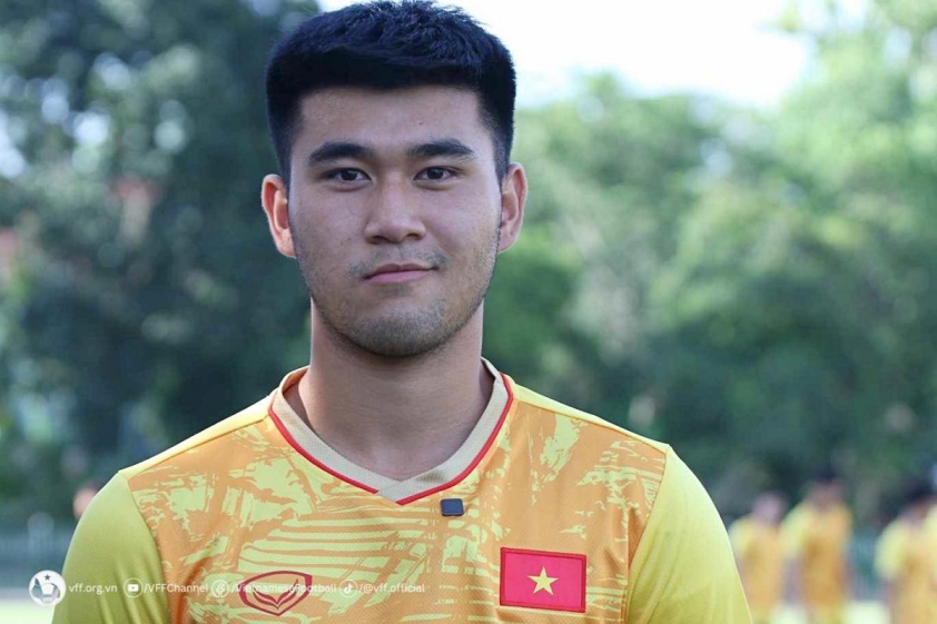 Tiền vệ Thái Bá Đạt bất tỉnh sau pha va chạm mạnh tại vòng loại U21 Quốc gia 2025