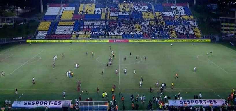 Neymar tỏa sáng, nhưng trận đấu giao hữu kết thúc trong hỗn loạn