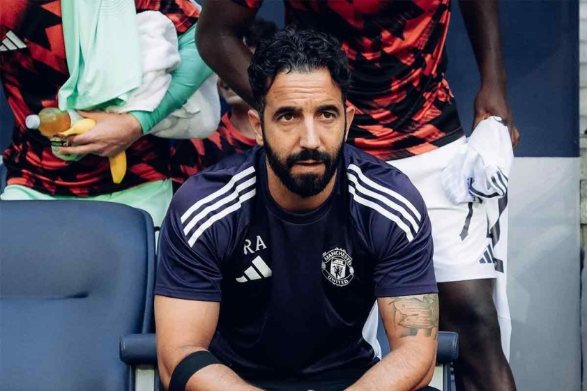 HLV Man United chỉ ra điểm yếu chí mạng: Hàng tiền vệ thiếu tốc độ và sự gắn kết