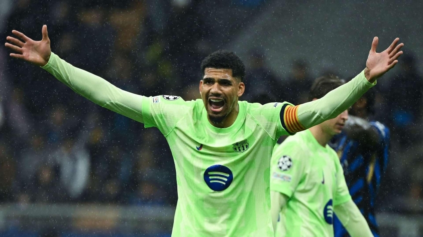 HLV Hansi Flick khẳng định Ronald Araujo sẽ ở lại Barcelona