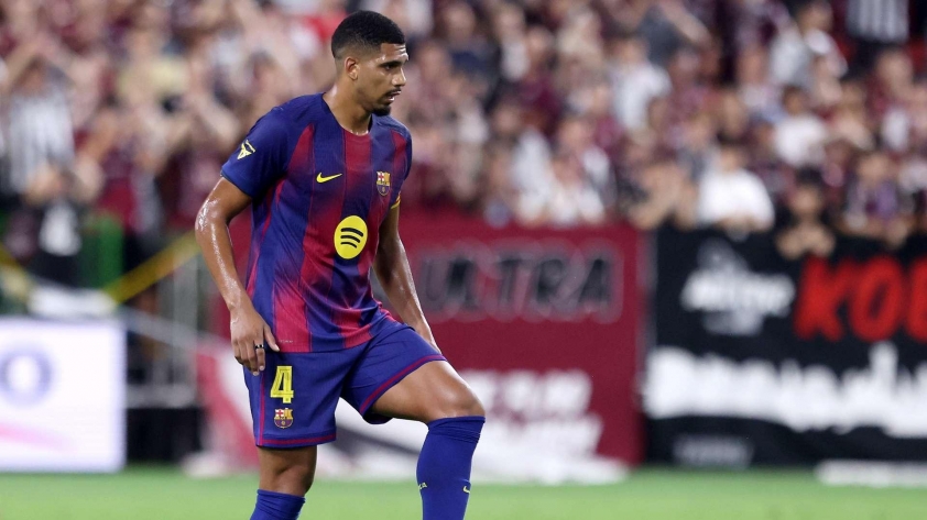 HLV Hansi Flick khẳng định Ronald Araujo sẽ ở lại Barcelona
