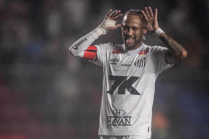 Neymar tỏa sáng, nhưng trận đấu giao hữu kết thúc trong hỗn loạn